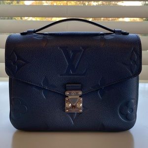 Louis Vuitton Pochette Metis Navy Nacre. New. Protective stickers still intact.